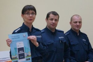 policjanci w czasie spotkania