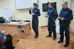 policjanci w czasie spotkania