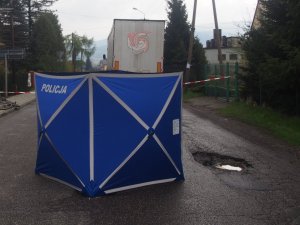 policjanci w czasie czynności na miejscu zdarzenia