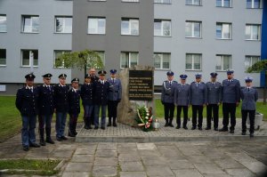 Złożenie wiązanki pod pomnikiem