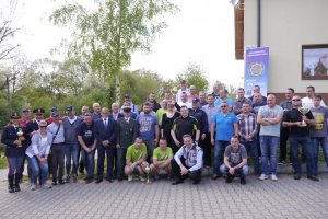 zdjęcie grupowe zawodników i gości