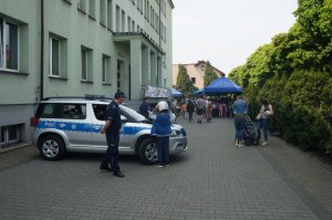 policjanci w czasie festynu