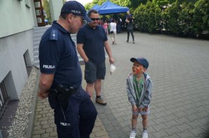 policjanci w czasie festynu