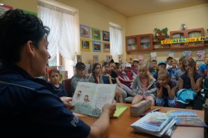 policjanci w czasie czytania