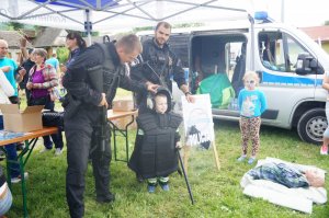 policjanci w czasie pikniku