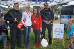 policjanci w czasie pikniku