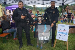 policjanci w czasie pikniku