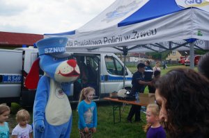 policjanci w czasie pikniku