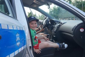 policjanci w czasie festynu