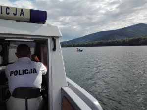policjanci podczas zabezpoieczenia