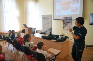 policjanci w czasie prelekcji