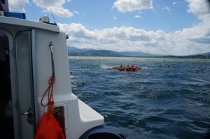 przewrócona łódka