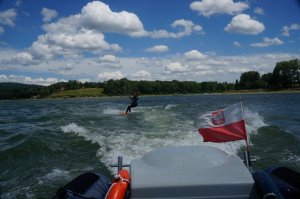 wypoczywający nad wodą