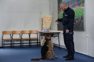 pokaz wyszkolenia psa