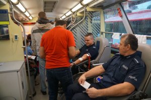 policjanci podczas akcji
