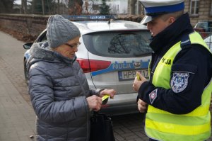 policjanci w czasie rozdawania odblasków