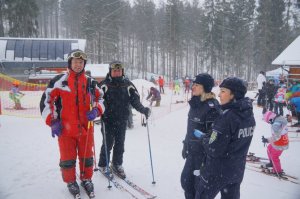 policjanci i narciarze