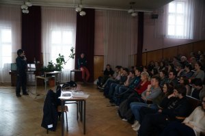 policjanci w czasie prelekcji
