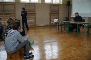 policjanci w czasie prelekcji