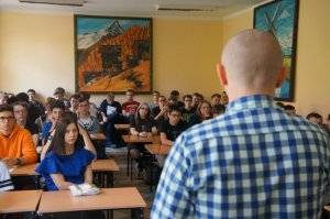 prowadzacy prelekcję