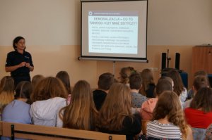 policjanci w czasie prelekcji
