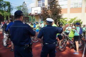 policjanci i rowerzyści