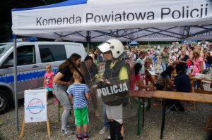 policjanci na festynie