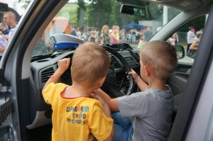 policjanci na festynie