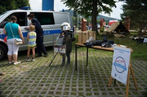 policjanci na piknikyu