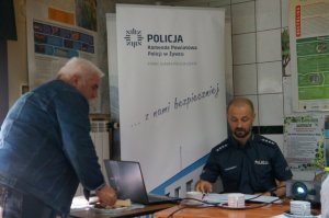 policjanci i uczestnicy