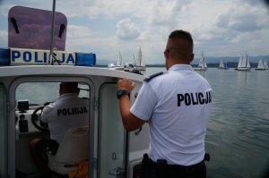 policjanci podczas zabezpieczenia