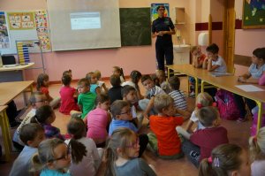 policjanci w czasie prelekcji