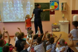 policjanci w czasie prelekcji