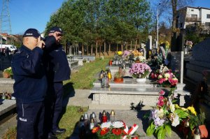 policjanci oddają hgołd