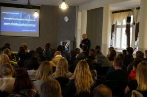 policjanci w czasie spotkania