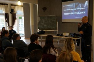 policjanci w czasie spotkania