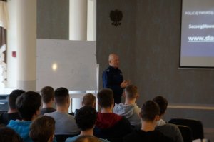 policjaqnci w czasie prelekcji
