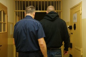 policjanci w trakcie czynności procesowych z zatrzymanym