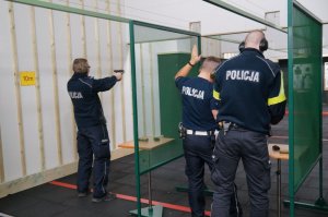 trzech policjantów w trakcie oddawania strzałów