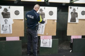 instruktor przywiesza tarcze