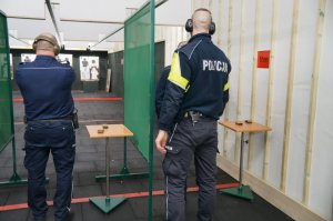 dwóch policjantów zakończyło strzelania, w tle instruktor