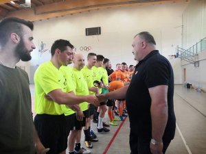 gratulacje z rąk przewodniczącego związku zawodnikom