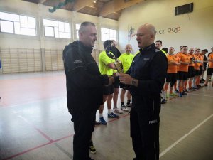 wręczenie pucharu przez komendanta powiatowego policji w żywcu
