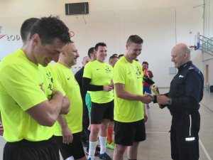 wręczenie pucharu przez komendanta powiatowego policji w Żywcu zawodnikom