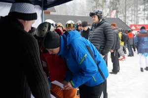 zawodnicy pobierają koszulki