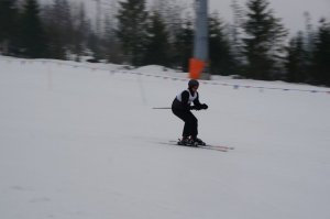 zawodnik w czasie slalomu