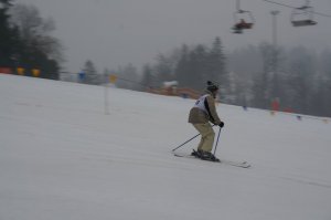 zawodnik w czasie slalomu