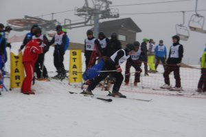 zawodnuik w czasie slalomu
