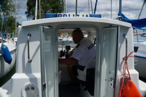 policjant w łodzi motorowej