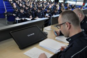policjanci na sali piszą test